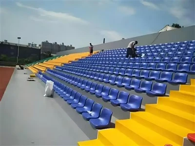 Tribune à plusieurs niveaux rétractable